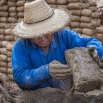 Le pisé : un savoir-faire ancestral pour des murs en terre crue robustes et écologiques