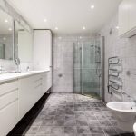 Douche à l’italienne : l'avantage du carrelage salle de bain rectangle