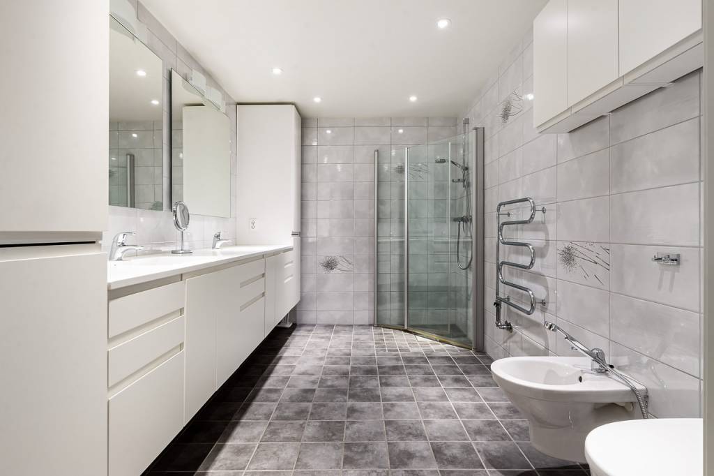 Douche à l’italienne : l’avantage du carrelage salle de bain rectangle
