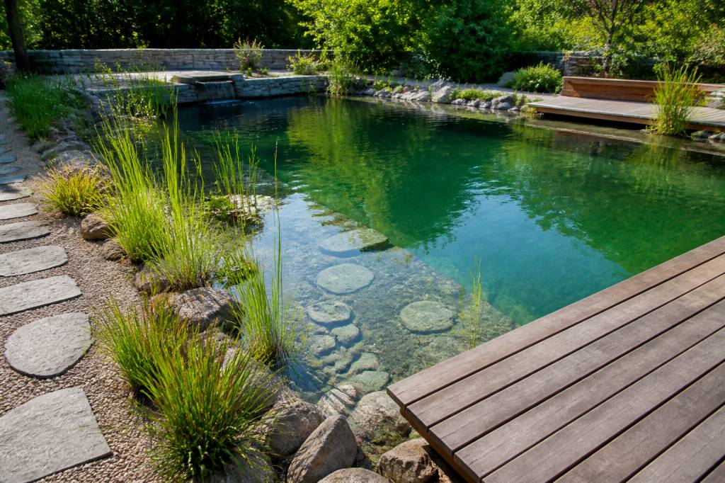 Construire une piscine naturelle : matériaux, étapes et conseils techniques
